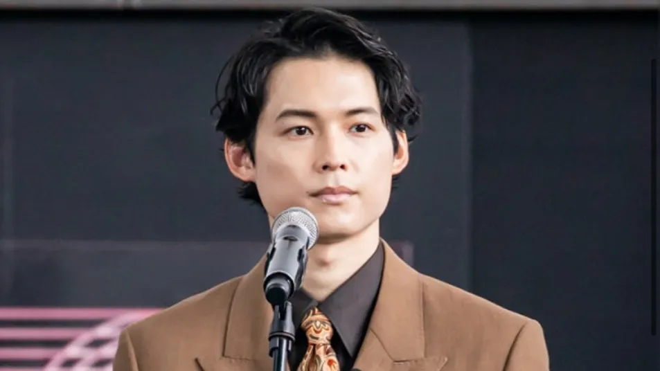 松村北斗の熱愛の真相とは？共演者との噂から人見知りな素顔まで徹底解説